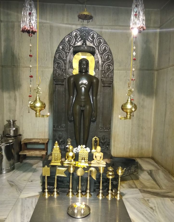 Standing idol of Anantnath Bhagwan in a serene Jain temple sanctum